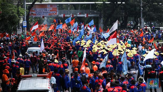 Konfederasi Serikat Pekerja Indonesia (KSPI)  dan Partai Buruh menggelar aksi demo di Patung Kuda Arjuna Wijaya, Jakarta Pusat, Senin (2/10/2023). (CNBC Indonesia/Tri Susilo)