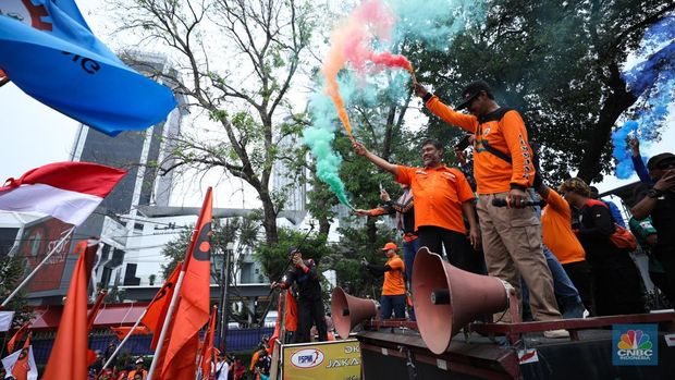Konfederasi Serikat Pekerja Indonesia (KSPI)  dan Partai Buruh menggelar aksi demo di Patung Kuda Arjuna Wijaya, Jakarta Pusat, Senin (2/10/2023). (CNBC Indonesia/Tri Susilo)