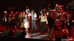 7 Potret Seru Konser Tanda Mata Glenn Fredly Untuk Iwan Fals
