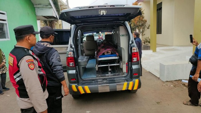 Korban, pemandu wisata Bromo saat dievakuasi dengan ambulans