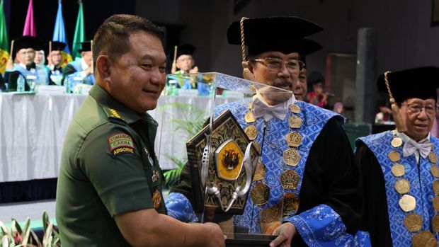 KSAD Jenderal Dudung Abdurachman saat mendapat gelar kehormatan di Unpas, Senin (2/102/2023).