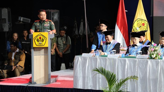 KSAD Jenderal Dudung Abdurachman saat mendapat gelar kehormatan di Unpas, Senin (2/102/2023).