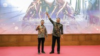 Ketua MPR Bambang Soesatyo menerima penghargaan dari Ketua KWP Ariawan. 