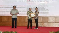 Wakil Ketua DPR Sufmi Dasco Ahmad dan Wakil Ketua DPR Rachmat Gobel menerima penghargaan KWP Award 2023. 