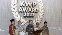 Anggota DPR dari fraksi PKS Wisnu Wijaya, fraksi PKB Cucun Ahmad Syamsurijal, fraksi Partai Demokrat Edhie Baskoro Yudhoyono, fraksi PDIP Masinton Pasaribu, dan fraksi Partai Gerindra Habiburokhman memberikan sambutan dalam acara KWP Award 2023 di Gedung Nusantara IV, Komplek Parlemen, Senayan, Jakarta, Senin (2/10/2023).