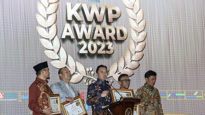 KWP Award 2023 Koordinatoriat Wartawan Parlemen memberikan KWP Award 2023 kepada anggota dewan yang dinilai berdedikasi serta memberikan kontribusi bagi masyarakat. Penyerahan penghargaan dilakukan di Gedung Nusantara IV, Komplek Parlemen, Senayan, Senin (2/10/2023).