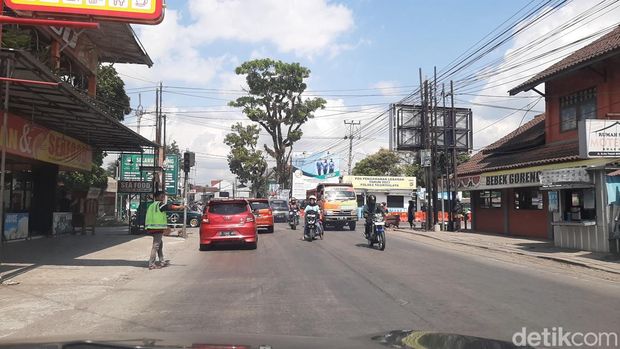 Lampu Merah di Perempatan Muktamar Cipasung mati tidak difungsikan Senin (2/10/23).