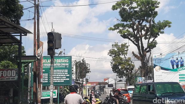Lampu Merah di Perempatan Muktamar Cipasung mati tidak difungsikan Senin (2/10/23).