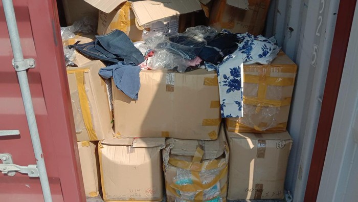 Direktorat Jenderal Bea dan Cukai (DJBC) melalui Kantor Pelayanan Utama Bea dan Cukai (KPU BC) Tipe A Tanjung Priok melelang ribuan tekstil dan produk tekstil (TPT) impor.