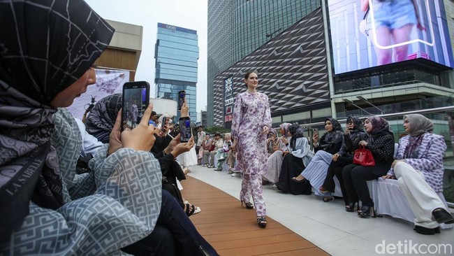 Fashion show ini untuk menyemarakkan Hari Batik Nasional 2023.