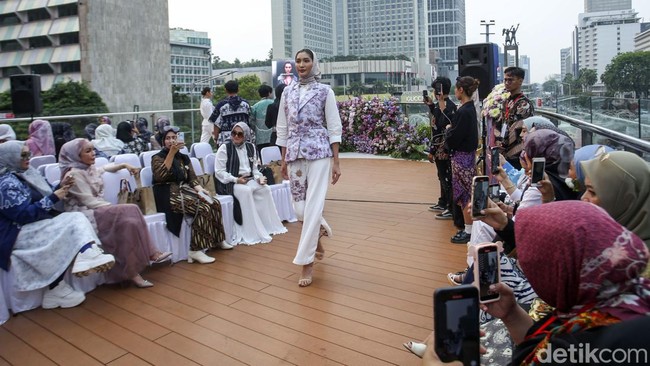 Trunk show koleksi Rengganis hasil kolaborasi Batik Trusmi dan La Sabelle ini digelar agar busana dengan motif batik bisa lebih diterima generasi muda. 