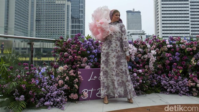 Latar bangunan pencakar langit di Jakarta dan patung Selamat Datang menambah cantik trunk show kali ini.   