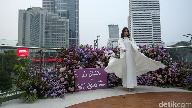 Momen ini juga menjadikan Halte Transjakarta Tosari bagian atas menjadi spot fashion show untuk pertama kalinya.  