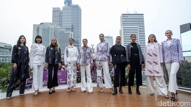 Di fashion show ini, Jenama Batik Trusmi X La Sabelle menampilkan koleksi terbaru bertema Rengganis.  