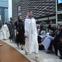 Sejumlah model berlenggak-lenggok memperagakan busana batik di Halte Tosari, Jakarta, Senin (2/10/2023).  