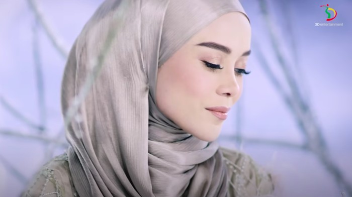 Lesti Kejora menyanyikan lagu Bukan Cinta Biasa. Berikut ini lirik lagu tersebut lengkap dengan maknanya.