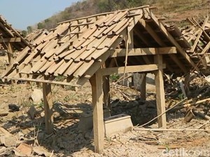 Penampakan Makam Tua yang Muncul Usai Waduk Bendo Ponorogo Kering