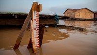 Pelabuhan Manaus yang terletak pada pertemuan Rio Negro dan Sungai Amazon mencatat ketinggian air sebesar 13,59 meter pada Senin (16/10/2023). Ketinggian ini turun jauh dibandingkan tahun lalu yang mencapai 17,60 meter pada waktu yang sama. (The Guardian)