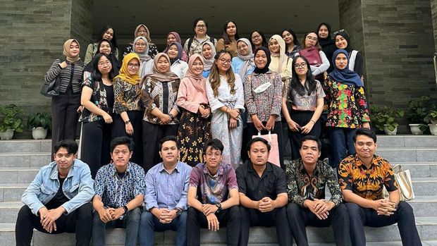Mahasiswa Magister Kenotariatan Fakultas Hukum UGM kompak memakai baju batik di Hari Batik Nasional, Senin (2/10/2023)