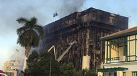 Asap mengepul dari gedung markas polisi yang terbakar di Ismailia, Mesir, Senin (2/10/2023).  