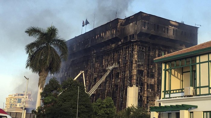 Smokes raise from the burning building of police headquarters in Ismailia, northeastern Egypt following a fire Monday, Oct. 2, 2023. A huge fire broke out early Monday in the police headquarters, injuring multiple people, the health ministry said. (AP Photo/Mohammed Awad)