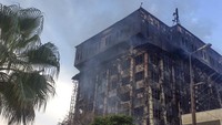 Dilansir kantor berita AFP, Senin (2/10/2023), rekaman di media lokal menunjukkan asap mengepul dari gedung bertingkat yang seluruhnya menghitam akibat kebakaran.  