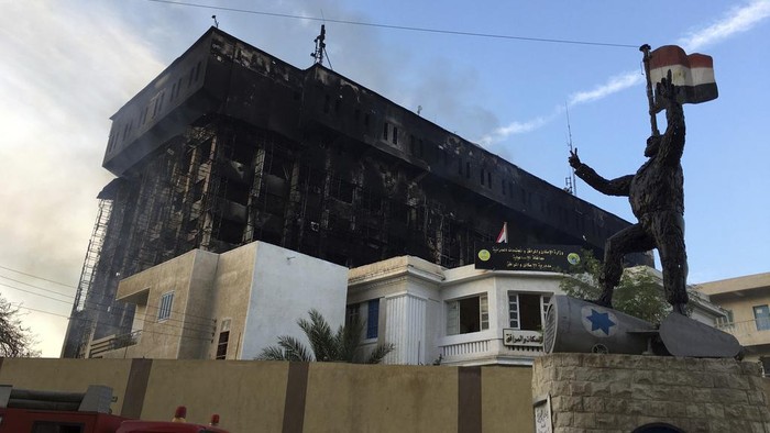 Smokes raise from the burning building of police headquarters in Ismailia, northeastern Egypt following a fire Monday, Oct. 2, 2023. A huge fire broke out early Monday in the police headquarters, injuring multiple people, the health ministry said. (AP Photo/Mohammed Awad)