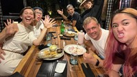 Kalau ini momen Marshanda bersama teman-temannya saat liburan di Bali. Mereka tampak menikmati aneka makanan di sebuah restoran yang ada di Pulau Dewata itu. Foto: Instagram @marshanda99
