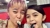 Momen lain Marshanda bersama Sienna sambil menikmati es krim juga beberapa kali terlihat. Mereka tampak senang menikmati sesendok es krim vanilla. Foto: Instagram @marshanda99