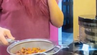 Di Instagram, Marshanda sempat mengunggah tutorial membuat susu almond. Ia meraciknya sendiri, mulai dari menyiapkan almond, menghaluskan, dan menjadikannya susu. Foto: Instagram @marshanda99