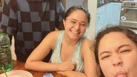 Kebersamaan Marshanda dengan teman-temannya juga tampak seru. Ia berada di rumah Marshanda sambil menikmati makan malam lezat. Foto: Instagram @marshanda99