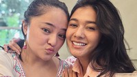 Marshanda pernah terlihat hang out bersama Naysila Mirdad. Saat itu, mereka nongkrong di kafe sambil menikmati es kopi yang nikmat. Foto: Instagram @marshanda99