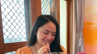 Marshanda belakangan diketahui kerap mengonsumsi makanan dan minuman sehat. Ini momennya ketika menikmati jus sayuran yang segar menyehatkan. Foto: Instagram @marshanda99