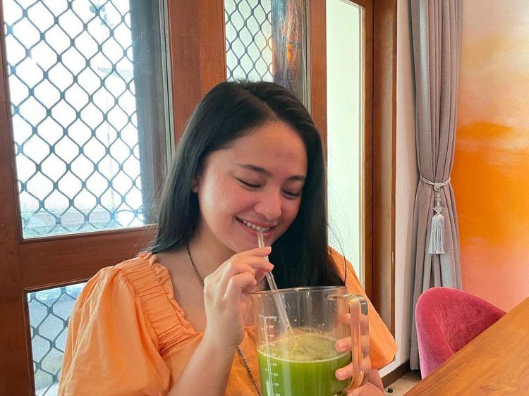 Momen Marshanda Makan Es Krim dan Masak di Rumah