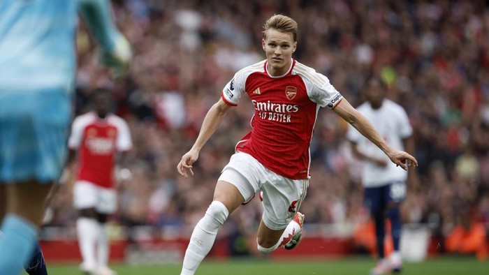 Arsenals Martin Odegaard runs with the ball during the English Premier League soccer match between Arsenal and Tottenham Hotspur at Emirates stadium in London, England, Sunday, Sept. 24, 2023. (AP Photo/David Cliff)