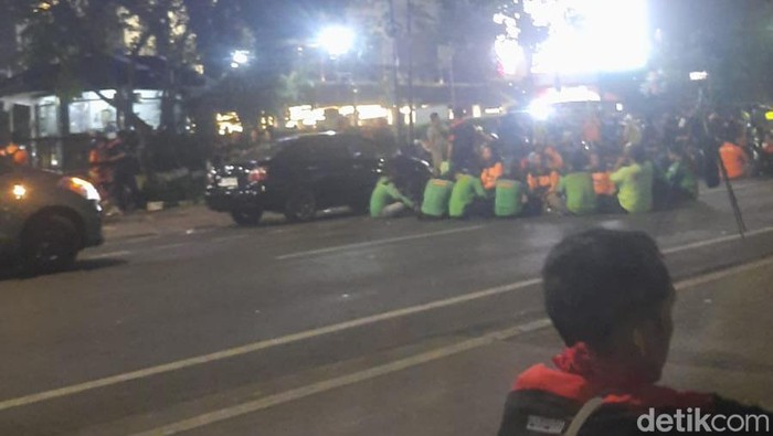 Massa buruh demo di kawasan Patung Kuda, Jakarta Pusat masih bertahan per pukul 18.30 WIB. (Annisa/detikcom)