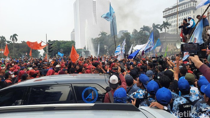 Massa buruh di Patung Kuda ricuh. (Annisa/detikcom)