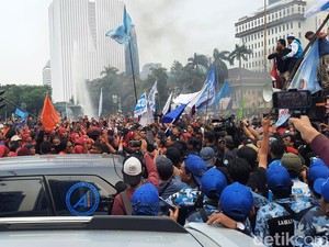 MK Kukuhkan Perppu Ciptaker, Massa Buruh di Patung Kuda Ricuh