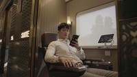 Selama perjalanan Pramugara dan Pramugari akan melayani pelanggan dan memberikan beberapa fasilitas seperti bantal, selimut, headset dan hot towel. Tidak lupa sajian dalam perjalanan yang terdiri dari appetizer, main course, dessert dan aneka pilihan minuman yang memberikan kesegaran. 