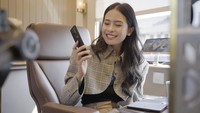 KAI  melakukan uji coba perjalanan spesial dengan kereta api luar biasa (KLB) yang mengusung tema Joy Ride Suite Class Kompartemen bersama dengan brand ambasador Access by KAI - Maudy Ayunda beserta artis, sosialita, dan influencer dengan rute perjalanan relasi Gambir - Cirebon pp pada Jumat (29/9).