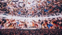 Selama konser penonton disuguhkan visual yang memukau.