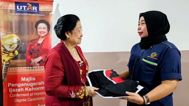 Megawati bertemu WNI petugas kebersihan yang menangis di Malaysia