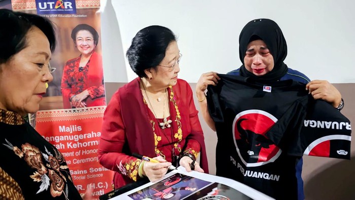 Megawati bertemu WNI petugas kebersihan yang menangis di Malaysia