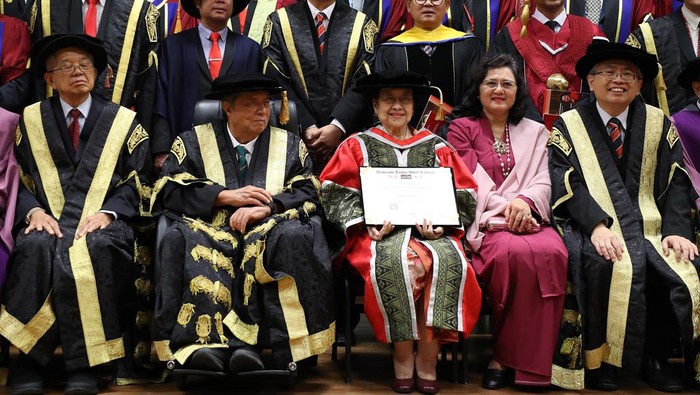 Megawati Terima Doktor HC dari UTAR Malaysia Presiden ke-5 RI Prof.Dr. (HC) Megawati Soekarnoputri (kanan) menerima piagam gelar doktor kehormatan bidang ilmu sosial dari Guru Besar Universiti Tunku Abdul Rahman (UTAR) Tan Sri Dato' Seri Dr Ting Chew Peh di Kampus UTAR, Selangor, Malaysia, Senin (2/10/2023). ANTARA FOTO/Monang Sinaga