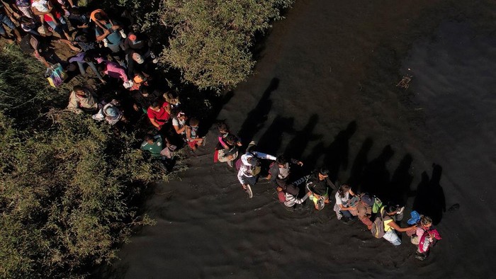 Melihat Perjuangan Migran Mencapai Amerika Migrants walk through the Rio Grande river in an attempt to seek asylum into the U. S., as seen from Piedras Negras, Mexico September 30, 2023. REUTERS/Daniel Becerril