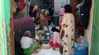 Salah satu potret kepadatan tercermin dari kondisi sejumlah keluarga yang bermukim di kawasan tersebut.  