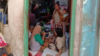 Satu rumah kecil berukuran 3x4 meter bisa dihuni enam sampai tujuh anggota keluarga.  