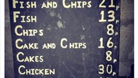 Sebuah papan menu jadul peninggalan restoran di Inggris ini menghebohkan Twitter. Harga makannya dibanderol 5-21 pen saja! Foto: Istimewa