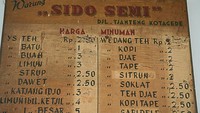 Foto papan menu yang diambil pada 1957 ini jauh berbeda dengan harga minuman hari ini. Saat itu segelas es teh harganya hanya Rp 2. Foto: Istimewa