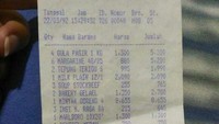 Menyimpan tagihan belanja sejak tahun 1992, netizen ini membagikan harga sembako yang murah meriah. Saat iu satu kilogram gula hanya dibanderol Rp 1.300 saja. Foto: Istimewa